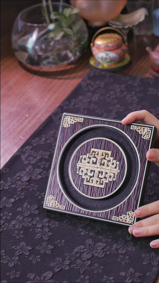 壹藏贰宝牙雕图案小壶承