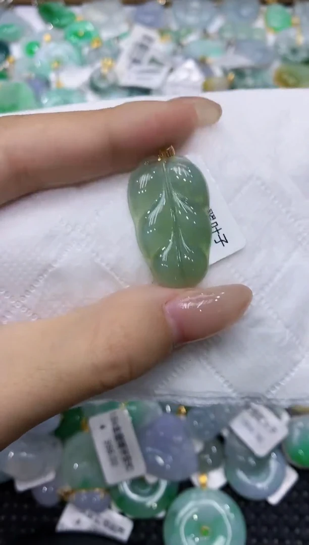 翡翠18K金镶嵌颈饰111111111111