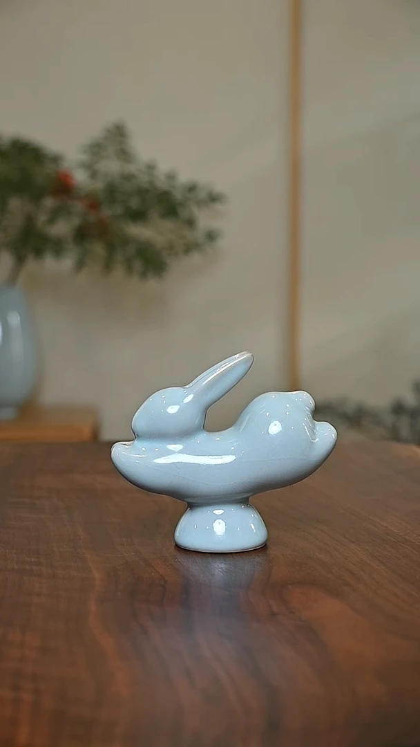 兔 天青 微瑕 无款