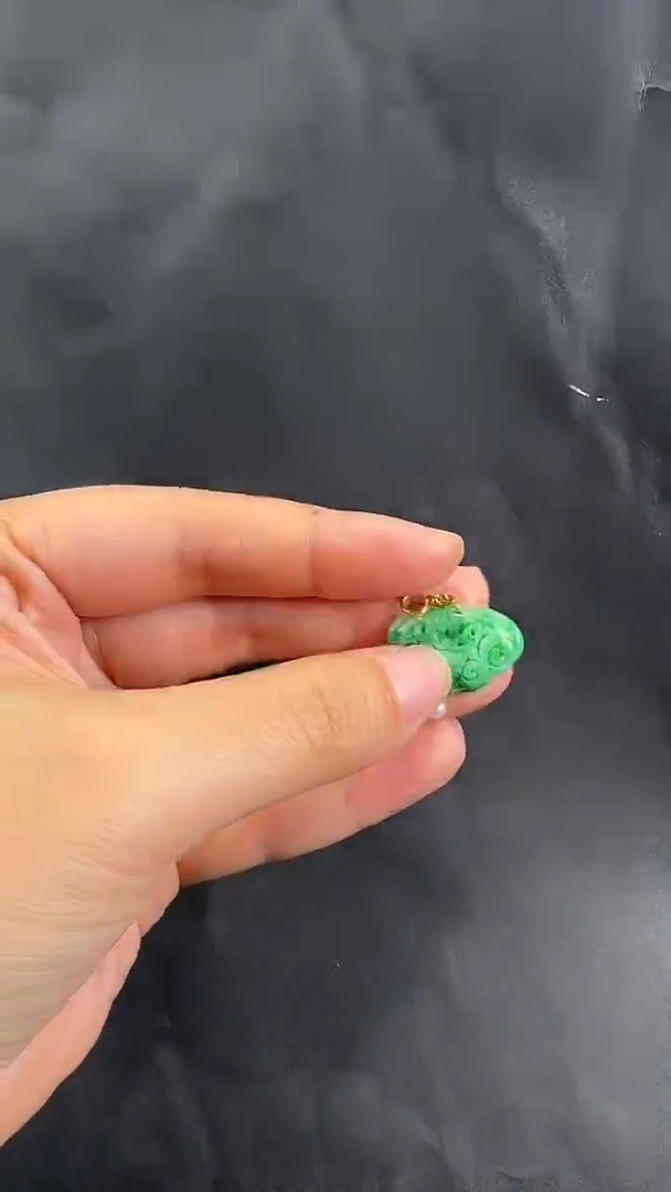 颈饰18K金镶嵌翡翠吊坠