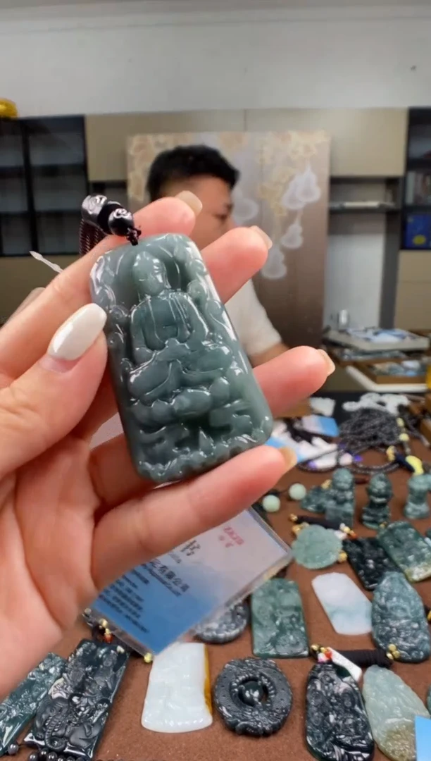颈饰未镶嵌翡翠 多样性发其一