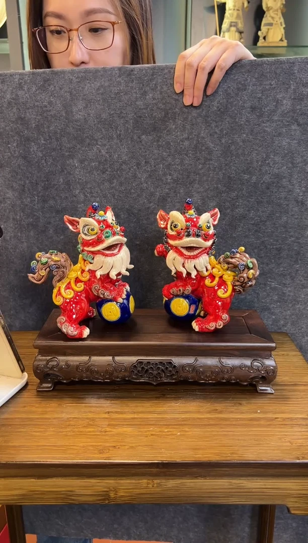 陶瓷中醒狮交趾陶中国红+黑檀木底座