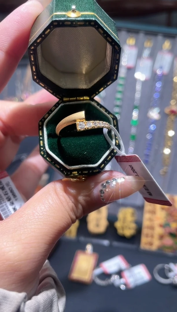 【闪购商品】钻石戒指/指环18K金镶嵌钻石戒指