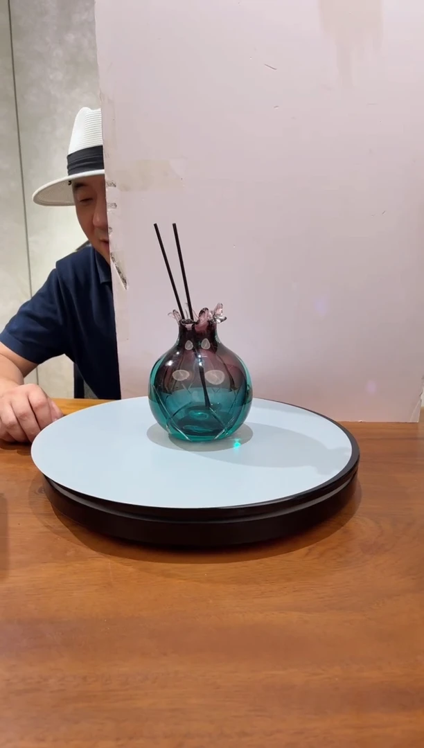 摆件湖水绿刻花香薰瓶