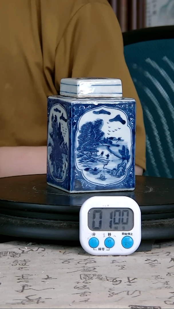 简*青花精绘山水图罐