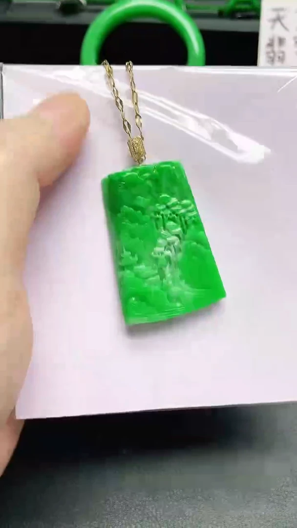 颈饰18K金镶嵌翡翠赠礼盒证书