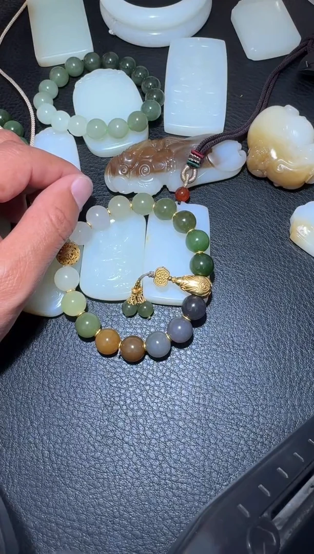 未镶嵌和田玉（糖玉）挂件和田玉