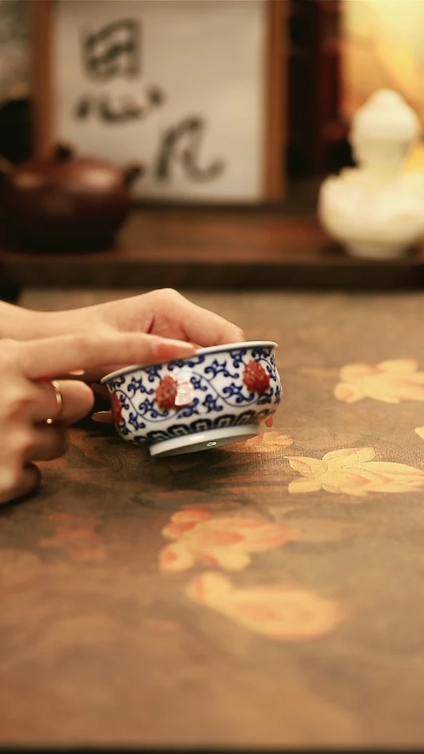 青花釉里红缠之莲炉式杯