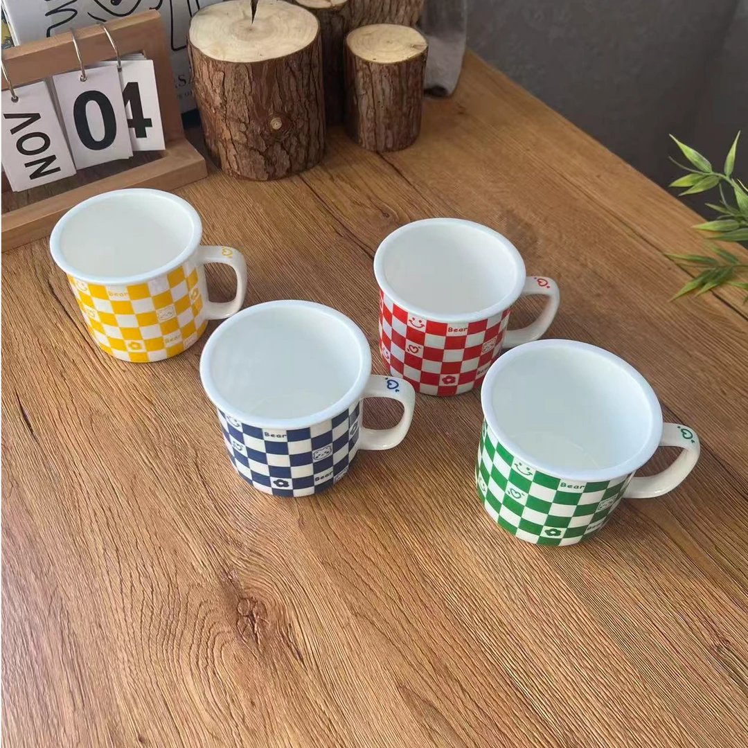 棋盘格卡通图案笑脸马克杯彩色可爱创意水杯