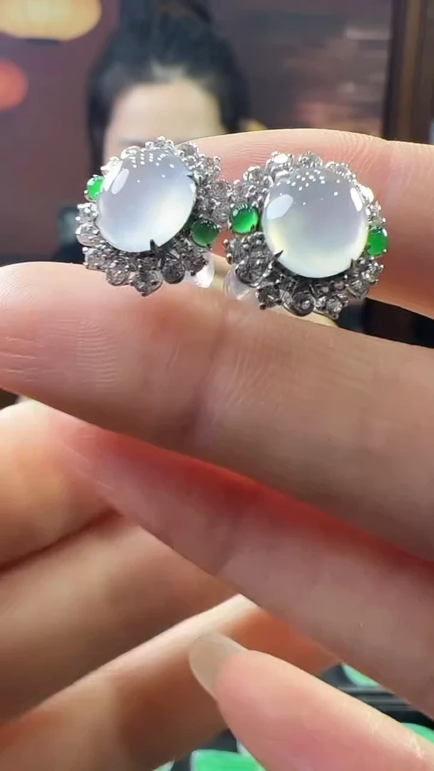 18K金镶嵌翡翠耳饰耳钉