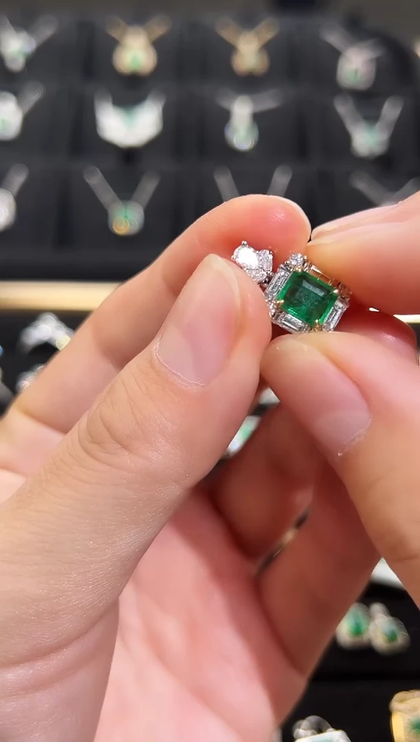 【闪购商品】祖母绿吊坠(不含链)18K金镶嵌祖母绿