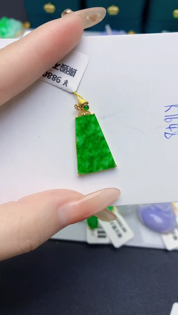 颈饰18K金镶嵌翡翠缅甸天然翡翠A货