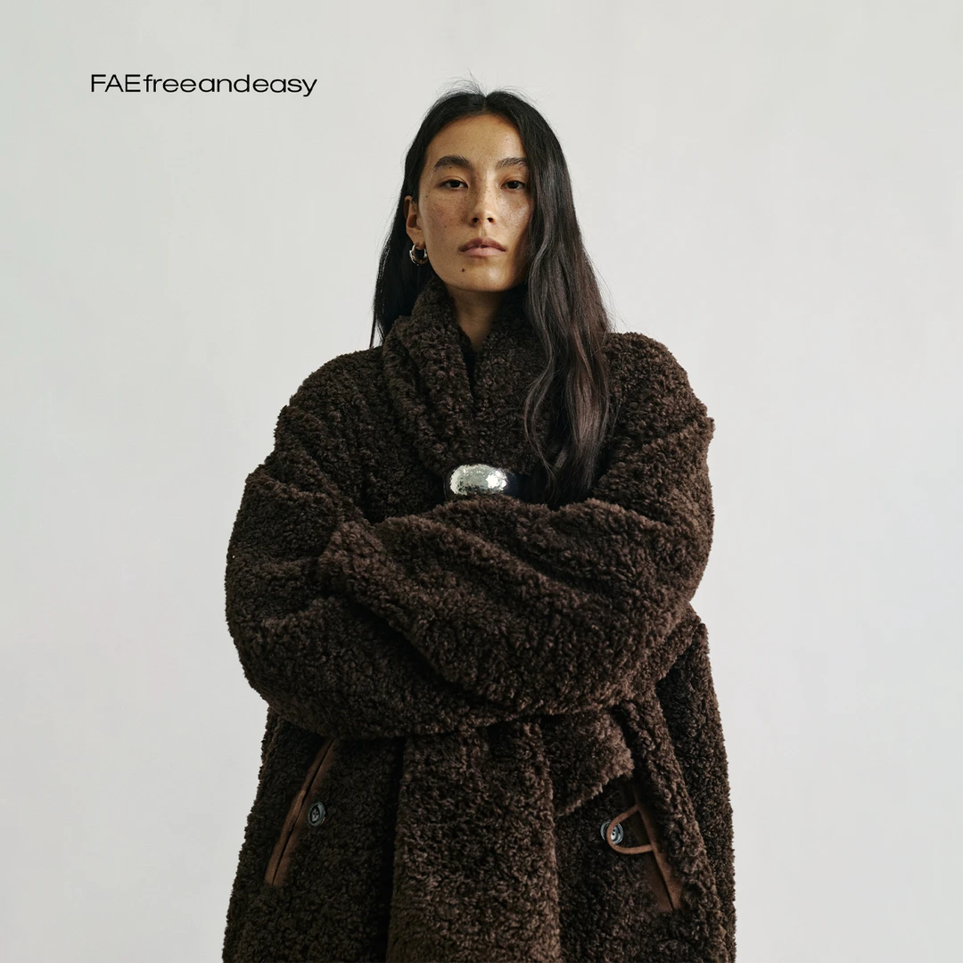 人造皮草 FAEfreeandeasy "氲塑无阈 围巾无领羊卷毛外套" K59054