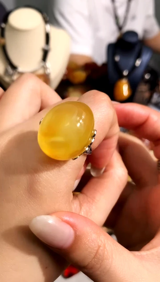 未镶嵌琥珀裸石似玉