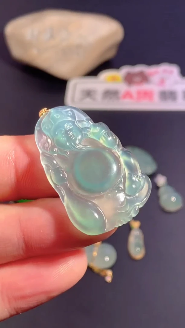 颈饰18K金镶嵌翡翠