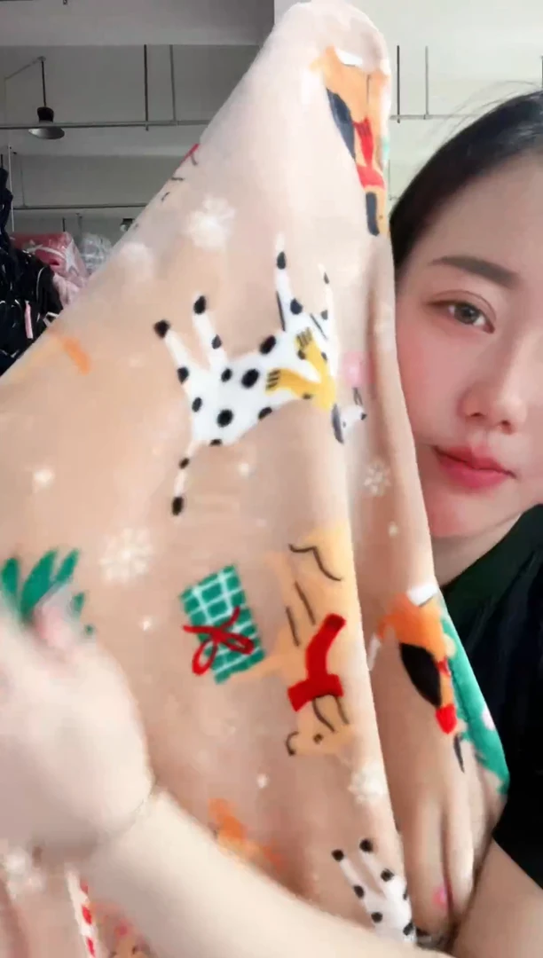 牛奶绒主播手上展示的产品