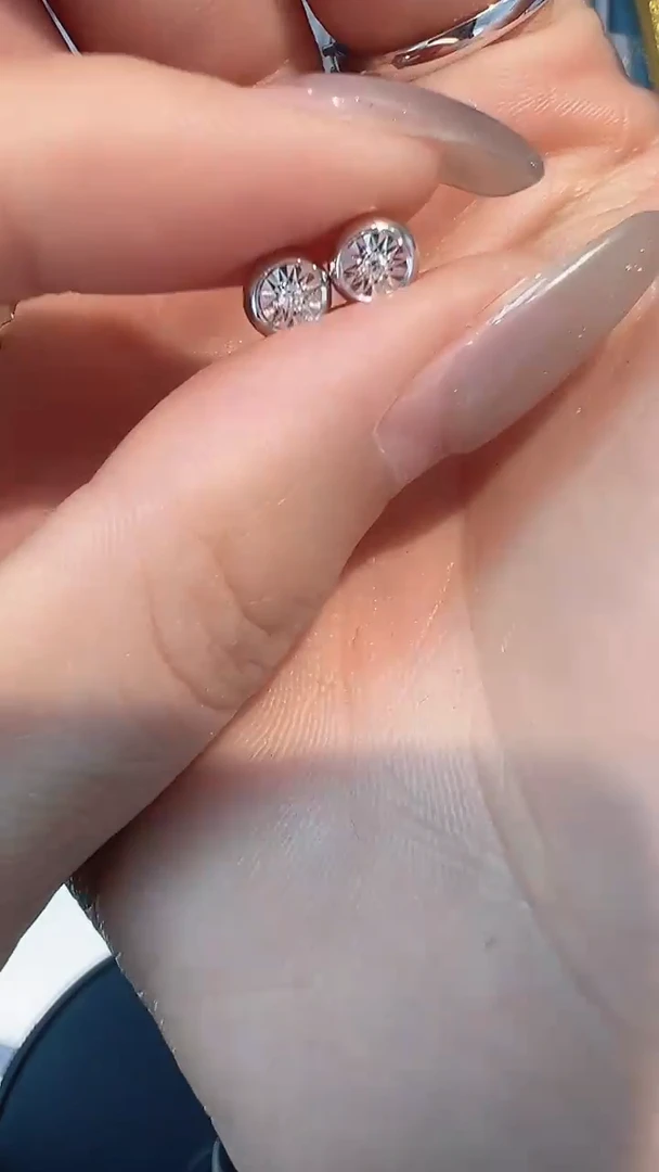 【闪购商品】钻石耳饰18K金镶嵌耳钉