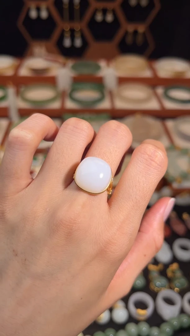 18K金镶嵌戒指和田玉精品