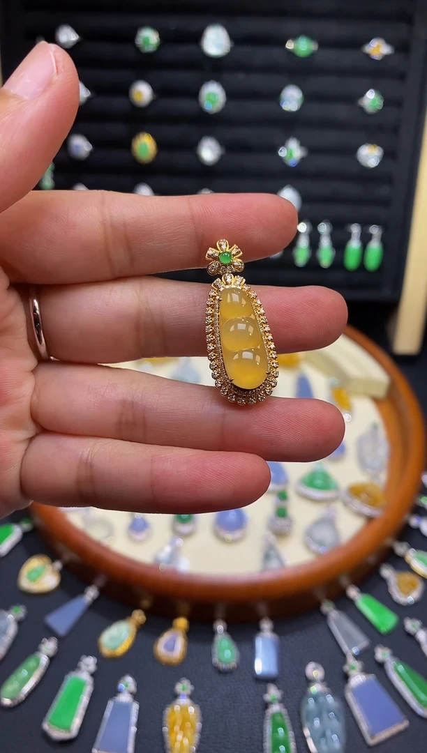 翡翠18K金镶嵌颈饰高冰黄翡福豆吊坠