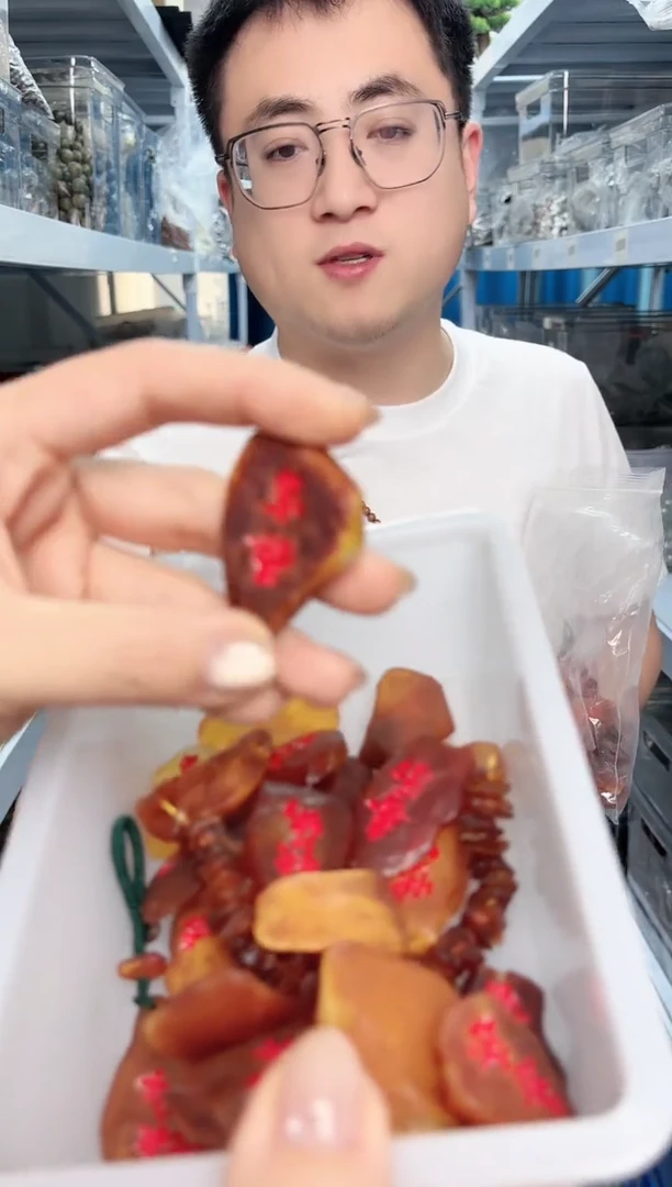 未镶嵌蜜蜡裸石带雕刻随形吊坠一个