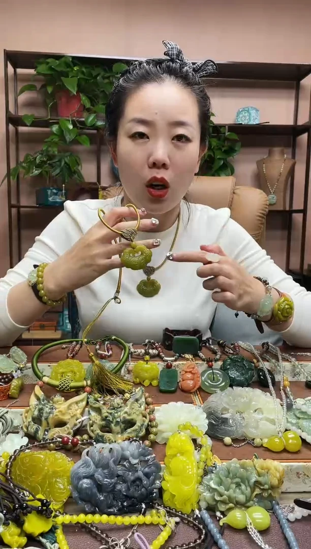 未镶嵌岫玉吊坠多样性发货发其中之一