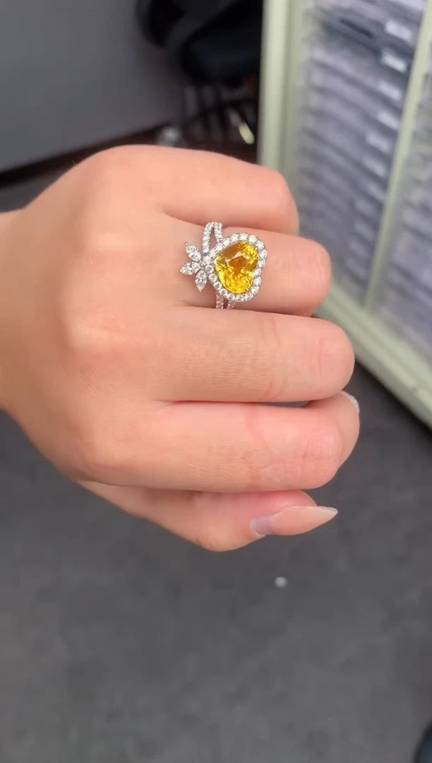 【闪购商品】彩色蓝宝石戒指18K金镶嵌4.5ct黄蓝宝戒指