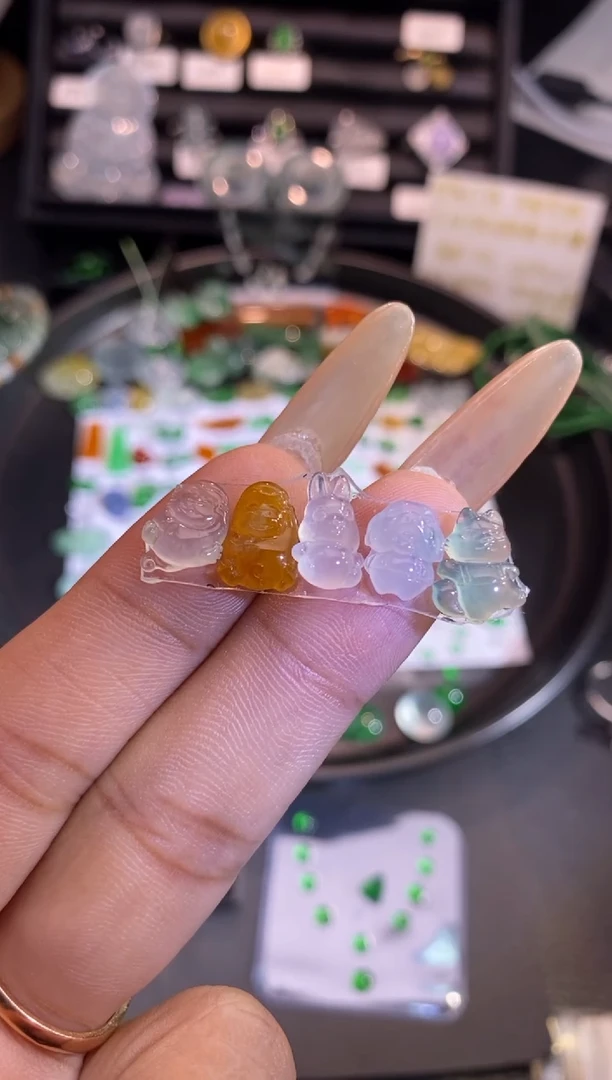 【闪购商品】翡翠挂件未镶嵌动物