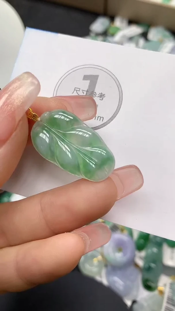 颈饰18K金镶嵌翡翠a货百元以下同包裹多件发出的只收取一单运费