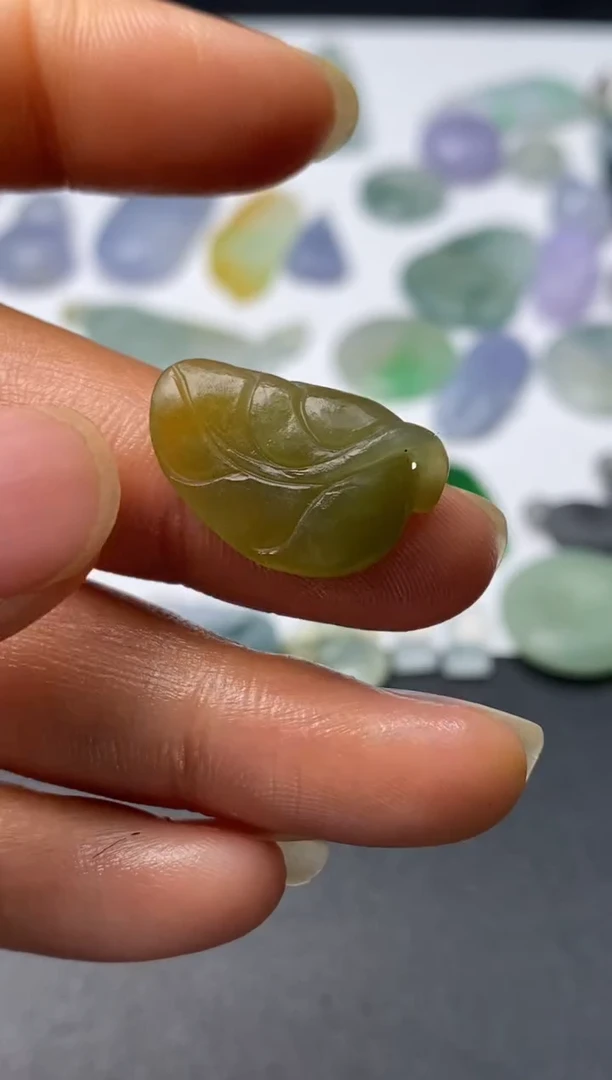 定制翡翠未镶嵌翡翠毛货多样性发其一