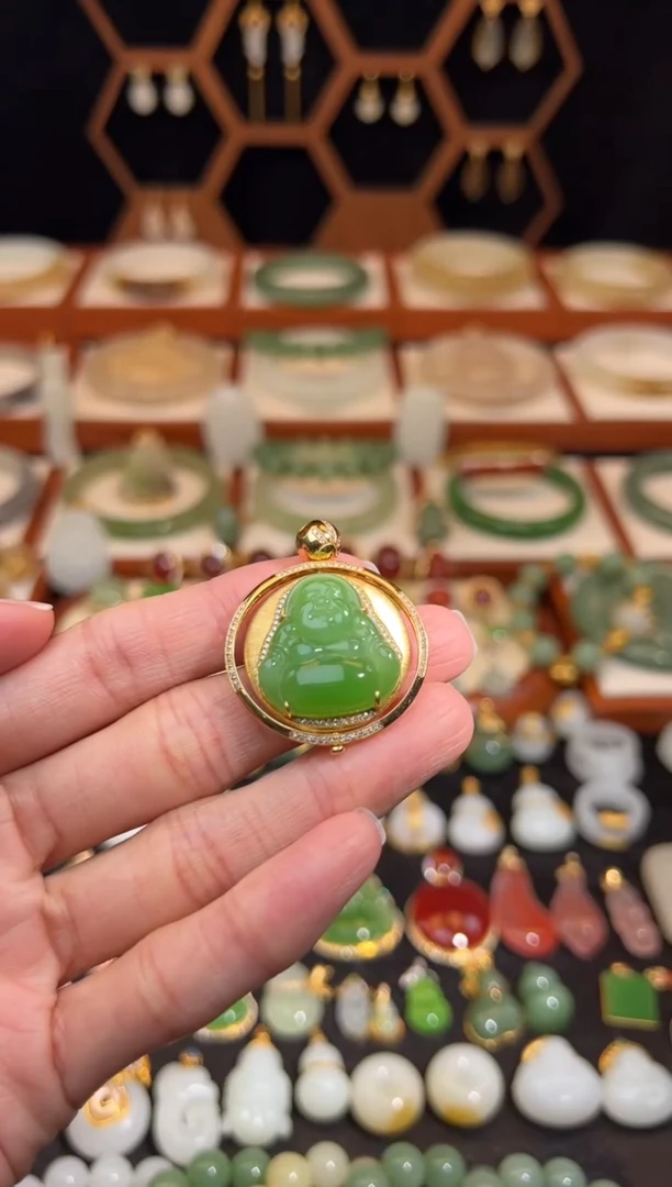 18K金镶嵌和田玉挂件精品