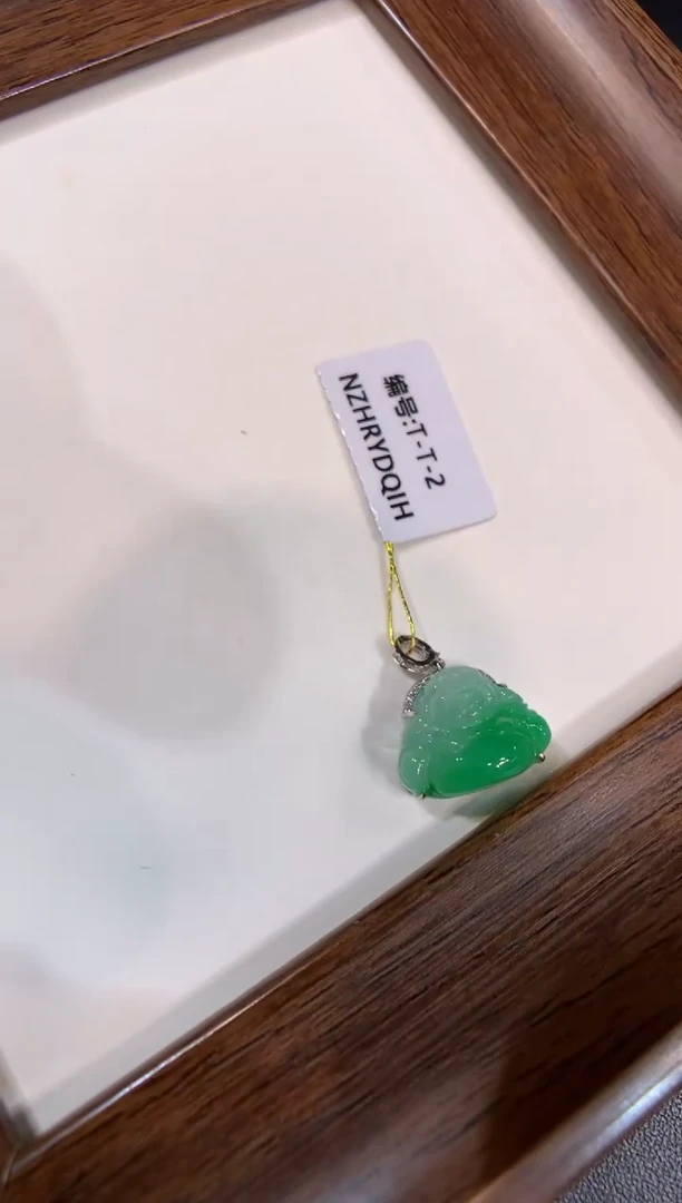 颈饰18K金镶嵌翡翠佛公