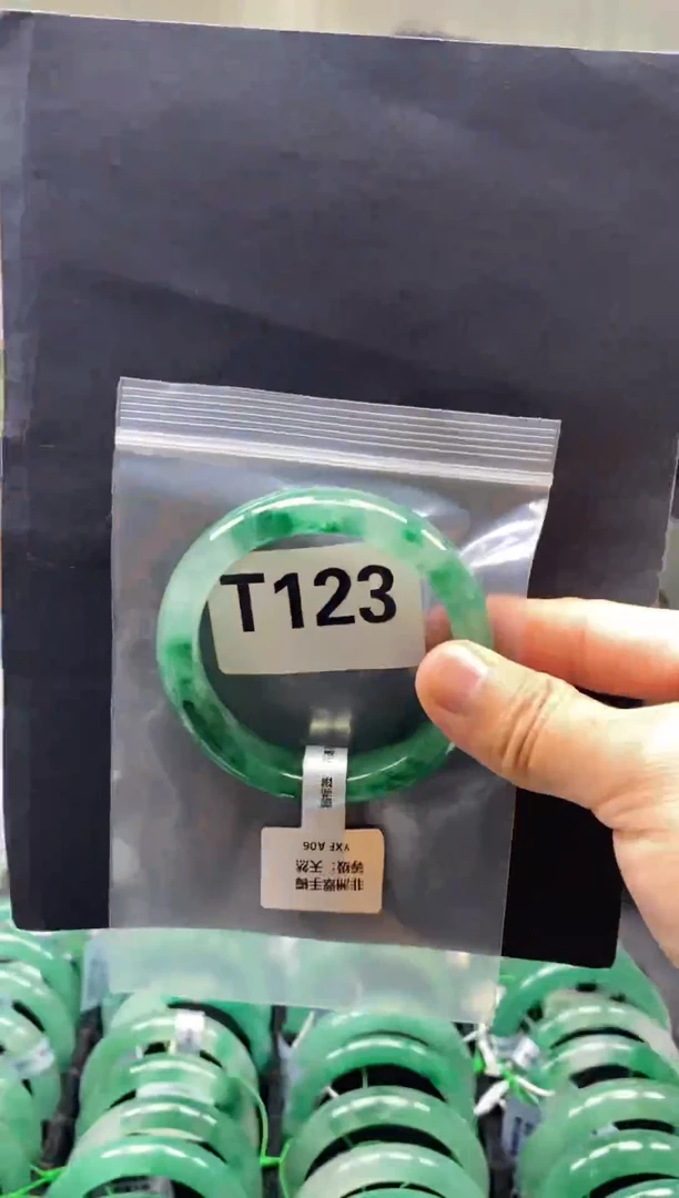 未镶嵌手镯石英质玉（非洲翠）5960圈口T123