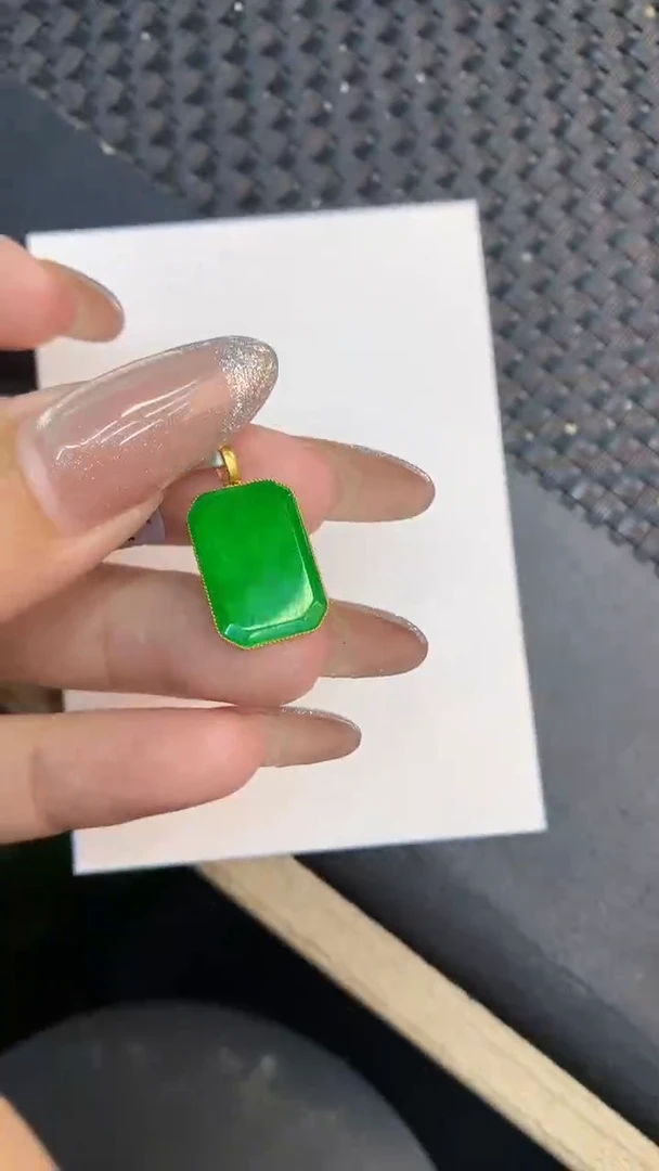颈饰18K金镶嵌翡翠1