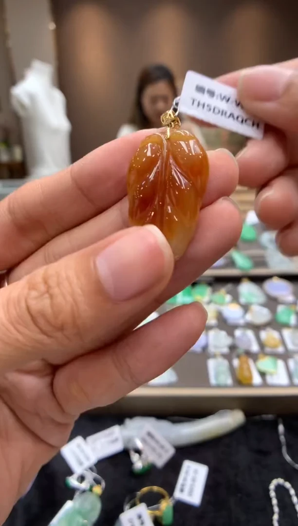 翡翠18K金镶嵌颈饰叶子