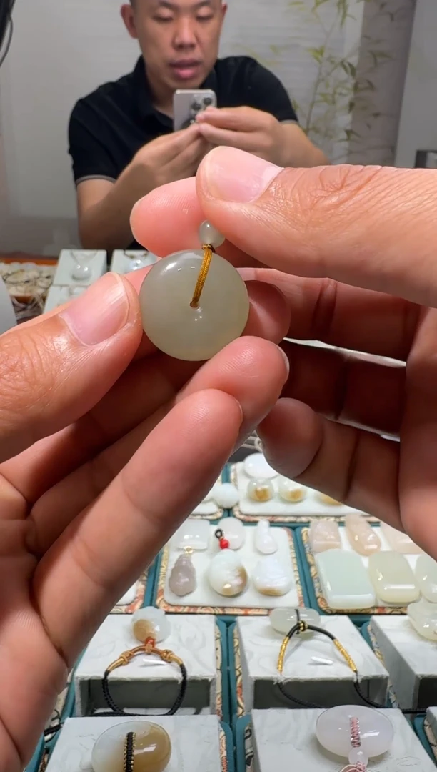 和田玉未镶嵌颈饰平安扣