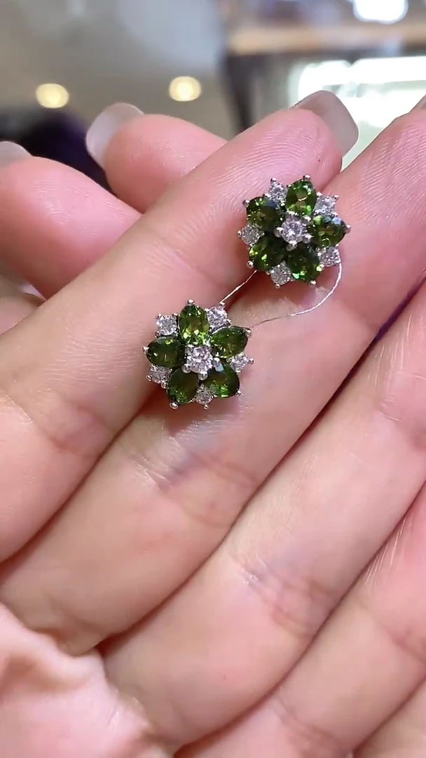 银S925镶嵌透辉石耳饰019ZB1026产品一个