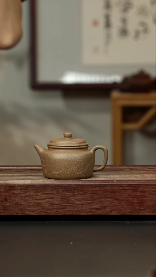 紫砂茶壶芝麻绿 刻绘剑流德钟