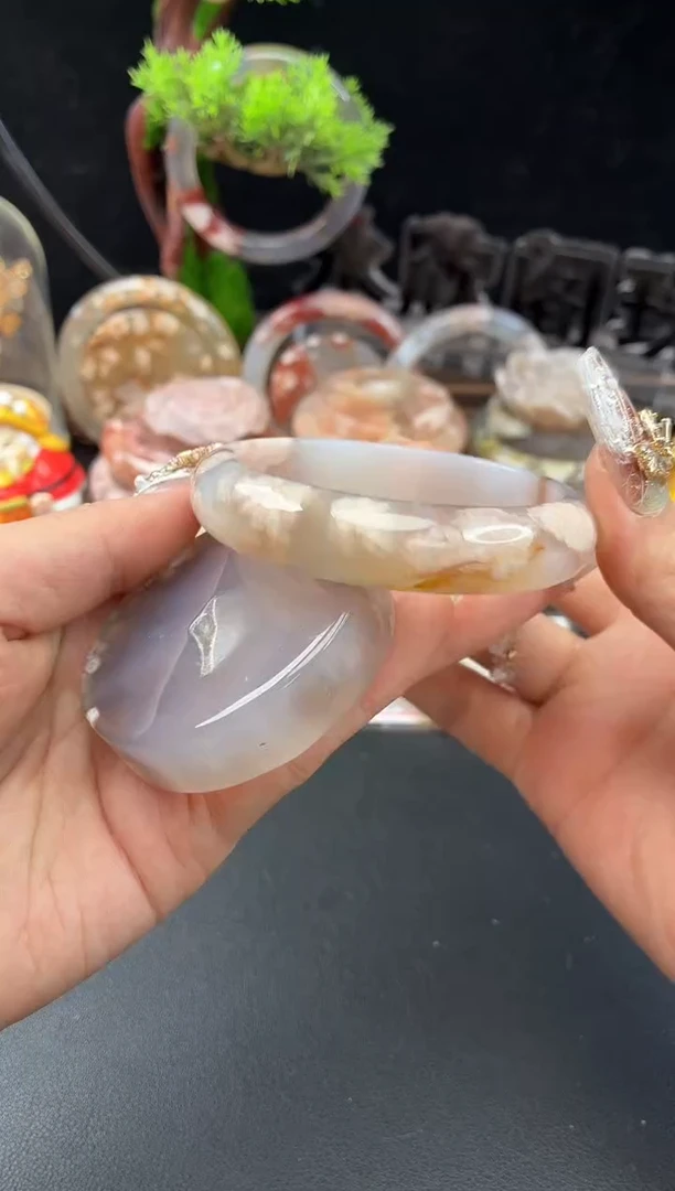 未镶嵌手镯（圆镯）石英质玉58