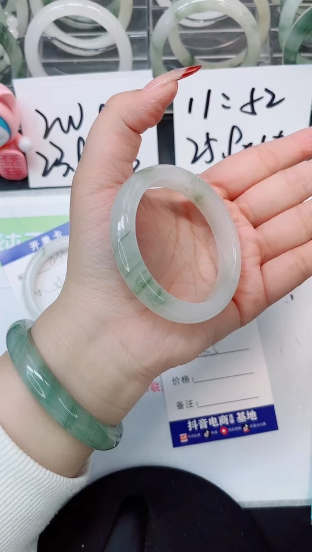 【闪购商品】石英质玉手镯未镶嵌a183