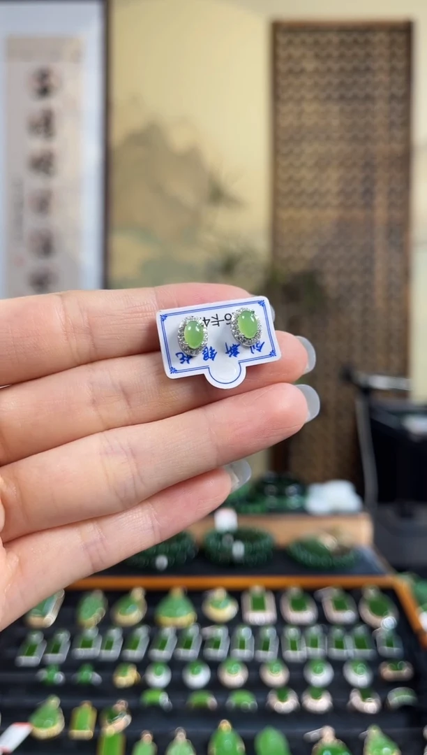 颈饰银S925镶嵌和田玉（碧玉）苹果绿蛋面耳钉小小款