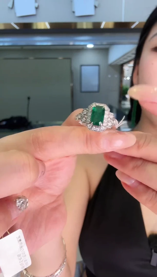 18K金镶嵌戒指祖母绿1.56ct