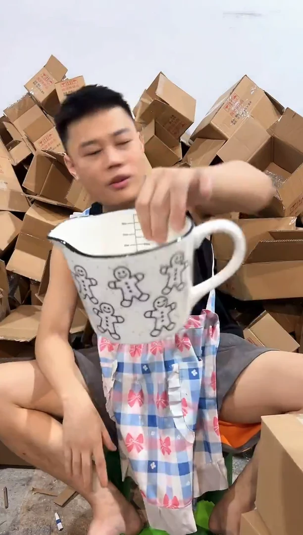 瓷片姜饼人奶壶