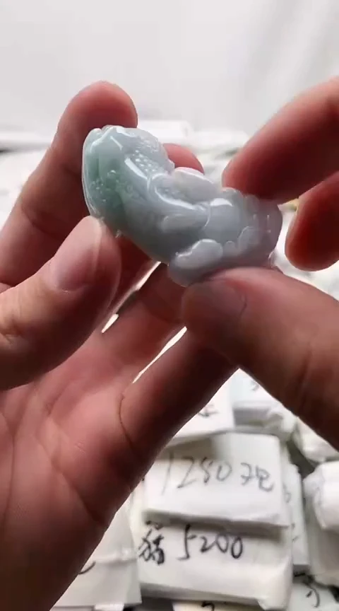 翡翠未镶嵌颈饰貔貅