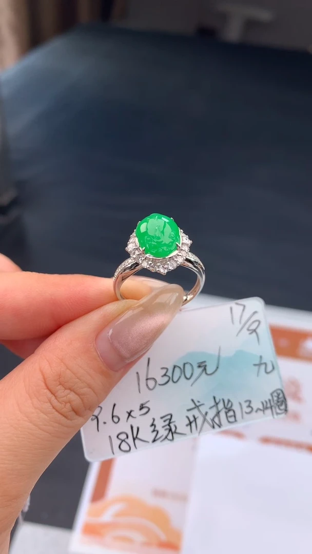 未镶嵌戒指翡翠自带#送人#，联系客服核对地址~