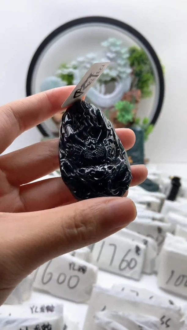 翡翠未镶嵌颈饰龙牌