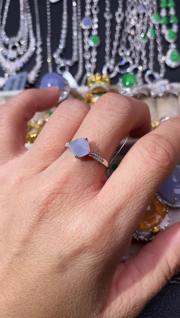 18K金镶嵌戒指翡翠戒指