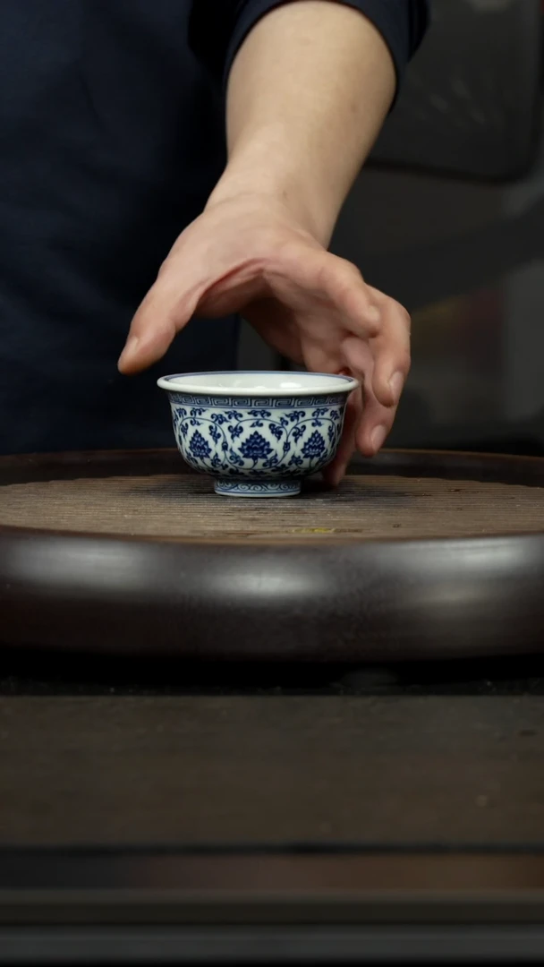 【闪购商品】紫砂茶杯青花压手杯 缠枝莲