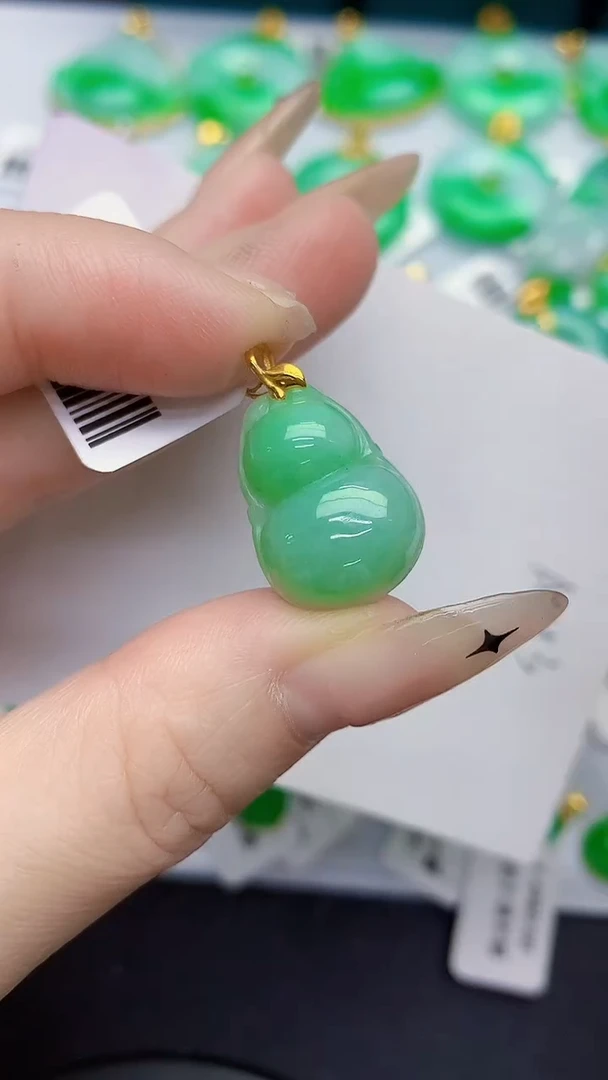 颈饰18K金镶嵌翡翠缅甸天然翡翠A货