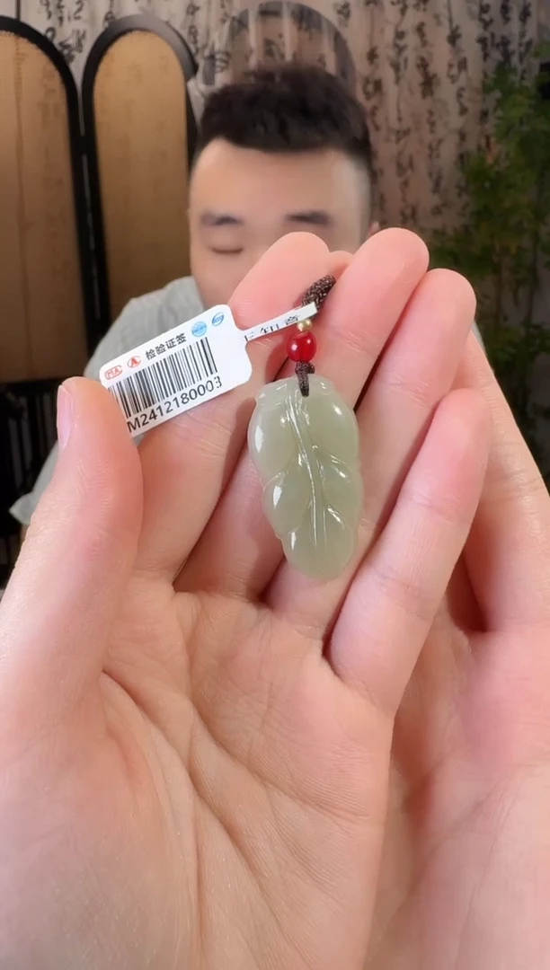 和田玉未镶嵌颈饰叶子