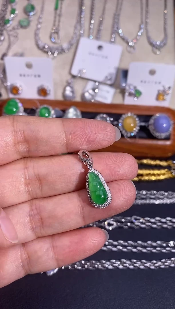 翡翠18K金镶嵌颈饰吊坠